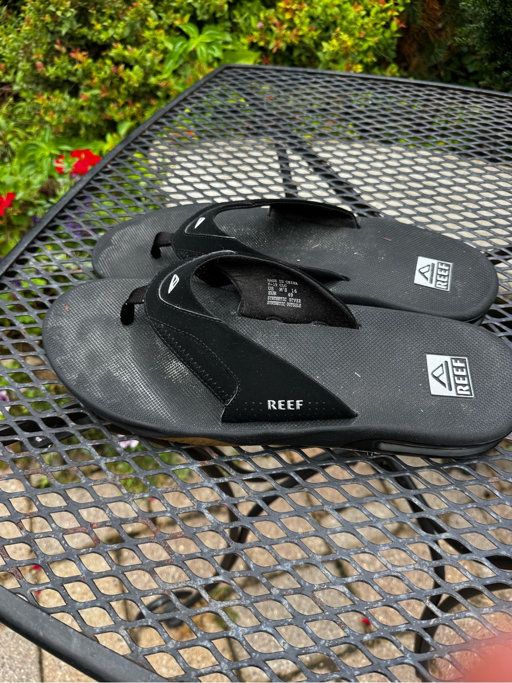REEF Mens Thong Sandals with Bottle Opener Size 16